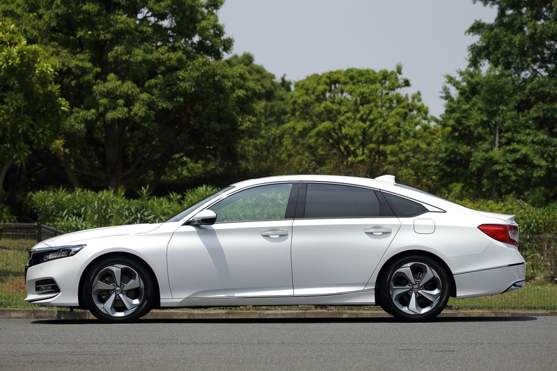 新型「アコード」は2月に日本での販売を開始したハイブリッドセダン。「EX」のみのワングレード展開で、価格は465万円。ボディサイズは4900×1860×1450mm（全長×全幅×全高）で、ホイールベースは2830mm。車両重量は1560kg