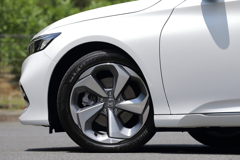 18インチアルミホイールに組み合わせられるのはブリヂストン「レグノ」（235/45R18）