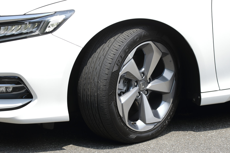 18インチアルミホイールに組み合わせられるのはブリヂストン「レグノ」（235/45R18）