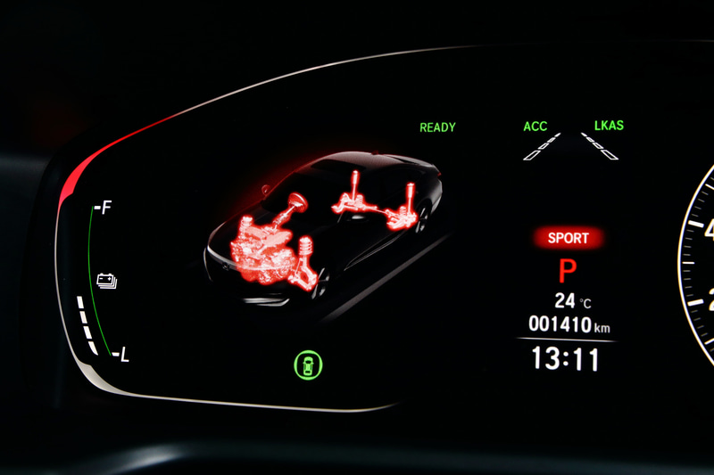 ドライブモードは「スポーツ」「ノーマル」「コンフォート」を設定。ステアリングフィールやアクセルレスポンス、サスペンションの硬さが変更される