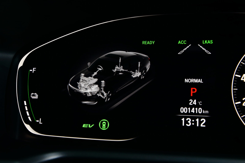 ドライブモードは「スポーツ」「ノーマル」「コンフォート」を設定。ステアリングフィールやアクセルレスポンス、サスペンションの硬さが変更される