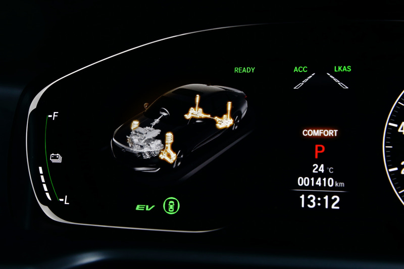 ドライブモードは「スポーツ」「ノーマル」「コンフォート」を設定。ステアリングフィールやアクセルレスポンス、サスペンションの硬さが変更される