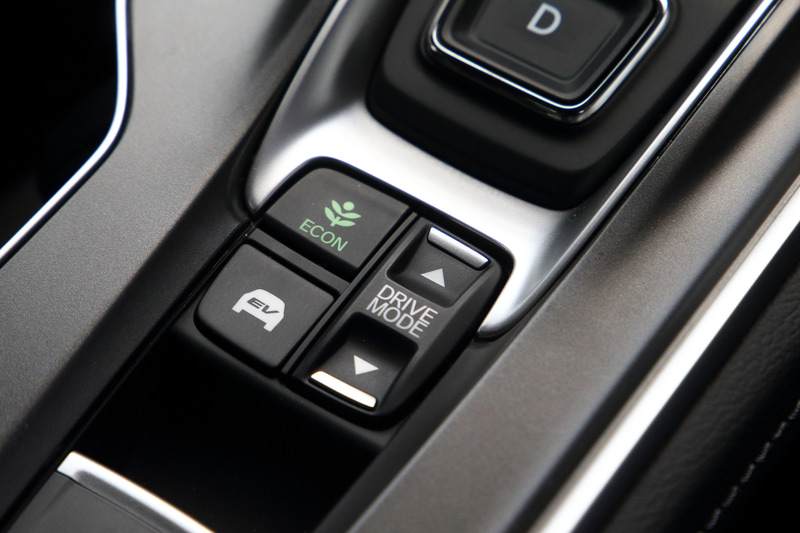走行モードの切り替えはセンターコンソールのスイッチで行なう。「ECON」「EV」スイッチも用意される
