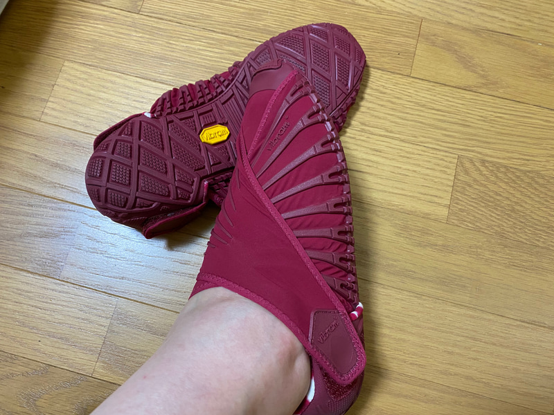 「ビブラムソール」で有名なイタリアのVibramが、日本の風呂敷にインスピレーションを得たスニーカー「FUROSHIKI」を履いてみました。とても軽くてよく伸びて、ふんわりと優しく包み込まれているようなはき心地は、かなり新鮮です。いろんな色や柄がある中で、私はこのレッドがお気に入り。「大人のためのモータースタイル」をテーマとするショップ「Motorimoda（モトーリモーダ）」で取り扱っています