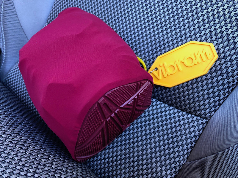 FUTOSHIKIはこんな風に、小さく折りたたんで、同素材のポーチに収納できるので、持ち運びにも便利ですよ