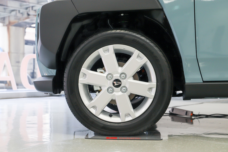 タイヤは横浜ゴム「BluEarth-FE AE30」を装着。タイヤサイズは165/65R15。バンパーが切り欠きのようなデザインとなっていて、正面から見るとタイヤがチラリと見えるのがポイント