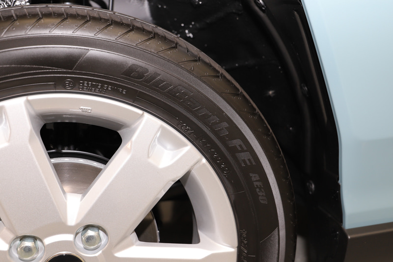 タイヤは横浜ゴム「BluEarth-FE AE30」を装着。タイヤサイズは165/65R15。バンパーが切り欠きのようなデザインとなっていて、正面から見るとタイヤがチラリと見えるのがポイント