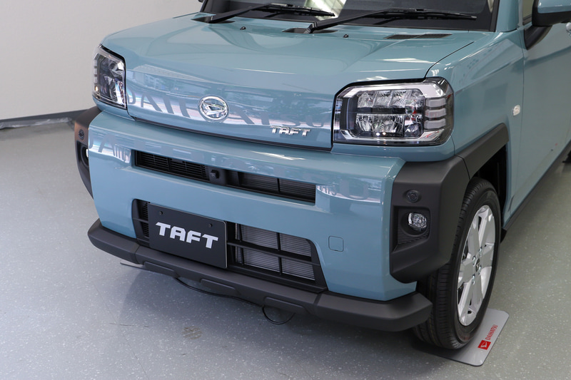 水平基調のフロントデザインは横長のヘッドライトでワイド感を強調