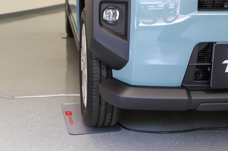 タイヤは横浜ゴム「BluEarth-FE AE30」を装着。タイヤサイズは165/65R15。バンパーが切り欠きのようなデザインとなっていて、正面から見るとタイヤがチラリと見えるのがポイント