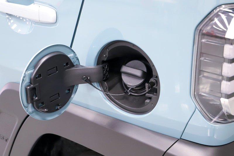 給油口はワンプッシュで開くタイプ