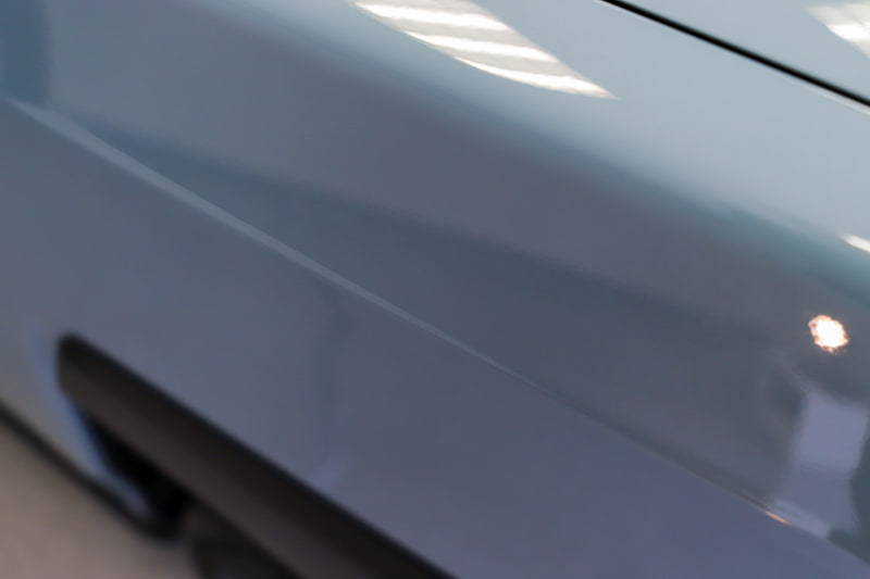 ボディのキャラクターラインは一見すると1本のように見えるが、凹と凸の2本で構成されている