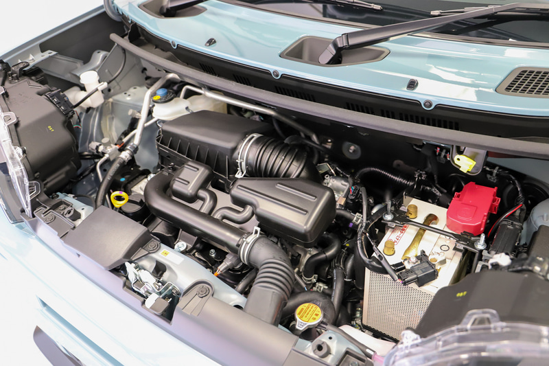 GとXの自然吸気モデルは最高出力38kW（52PS）/6900rpm、最大トルク60Nm（6.1kgfm）/3600rpmを発生する直列3気筒DOHC 0.66リッター「KF」型エンジンを搭載。トランスミッションはCVTを組み合わせ、WLTCモード燃費は2WDモデルで20.5km/L、4WDモデルで19.7km/Lを達成。G ターボでは、同じKF型エンジンにターボを組み合わせ、最高出力は47kW（64PS）/6400rpm、最大トルクは100Nm（10.2kgfm）/3600rpmを発生。トランスミッションはスプリットギヤを用いたD-CVTとなり、WLTCモード燃費は2WDモデルで20.2km/L、4WDモデルで19.6km/Lとなる