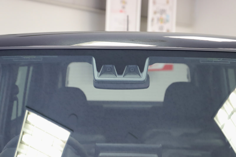 予防安全機能「スマートアシスト」では、約3年ぶりにステレオカメラを一新。イメージセンサーを変更して撮像性能を向上させ、夜間歩行者に対応するとともに、カメラ認識処理の変更により検知性能を向上。衝突回避支援ブレーキ機能の対応速度を引き上げるとともに、昼間の2輪車検知も可能となった