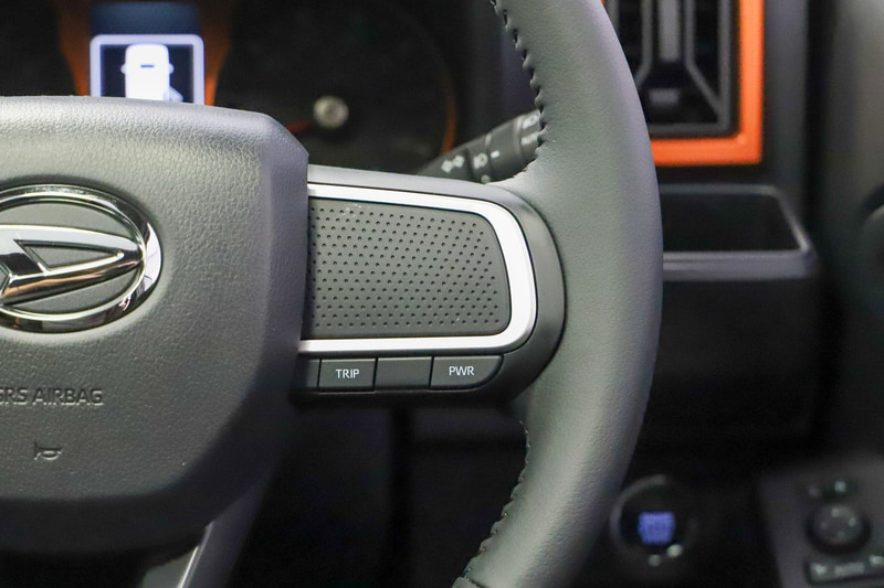 右スポークにはトリップとパワースイッチを配置。Gではオプションとなる全車速追従機能付ACCを選択すると、右スポークにスイッチが追加される