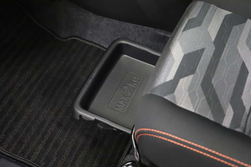 助手席側にシートアンダートレイを採用