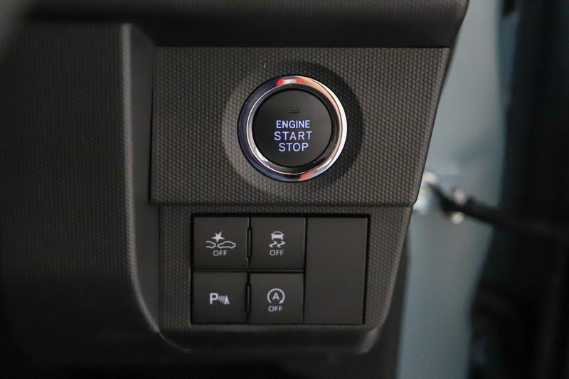 プッシュスタートスイッチの下に運転支援のスイッチ類を配置