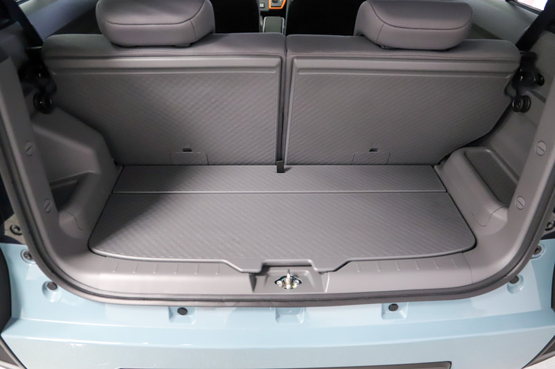 ラゲッジボードは荷物によって高さを変えたり、立てかけてフックのように使ったりできる