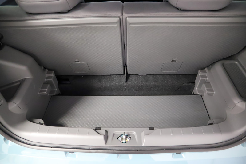 ラゲッジボードは荷物によって高さを変えたり、立てかけてフックのように使ったりできる