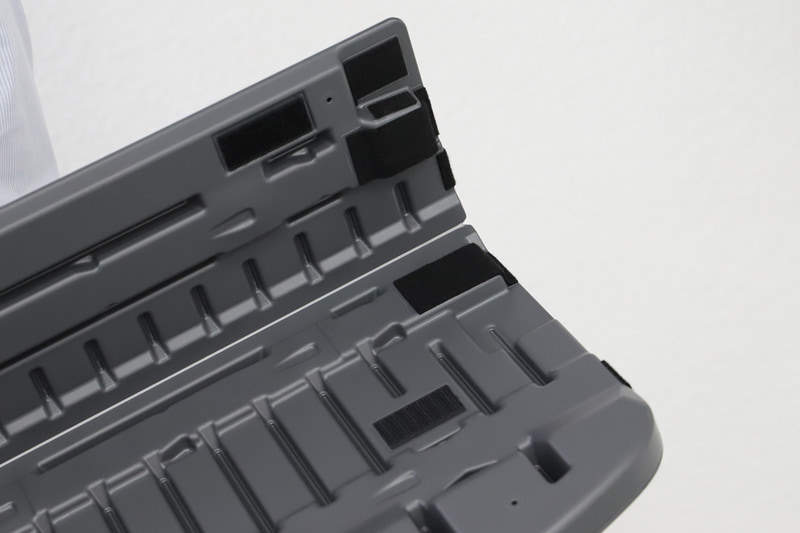 ラゲッジボード裏面には面ファスナーがついていて、簡単にたためるようになっている