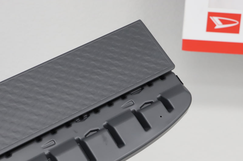 ラゲッジボード裏面には面ファスナーがついていて、簡単にたためるようになっている