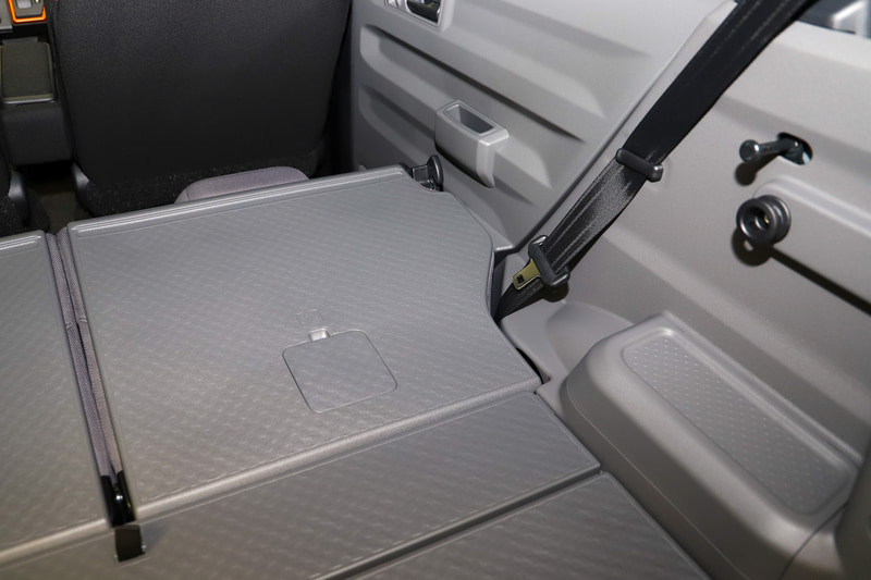 リアシートを倒すとシートとドアの隙間が完全に埋まり、フルフラットなスペースになる