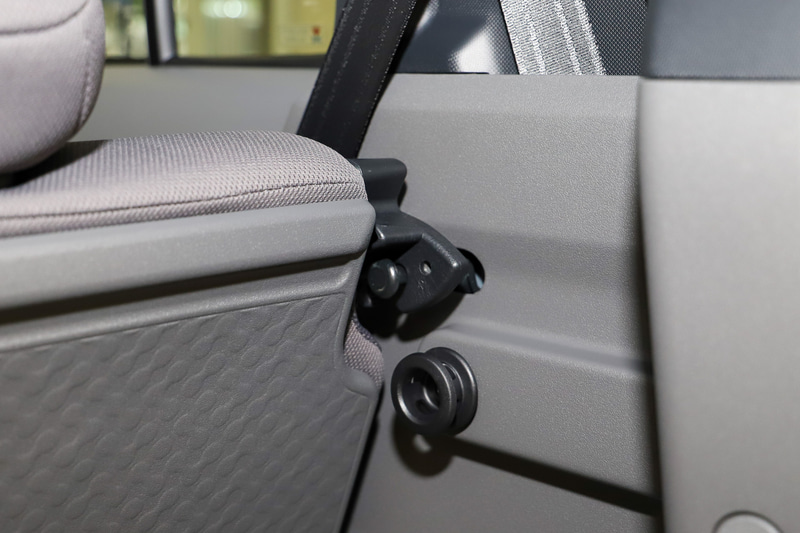 リアシートはフックを動かすだけで簡単に倒せる