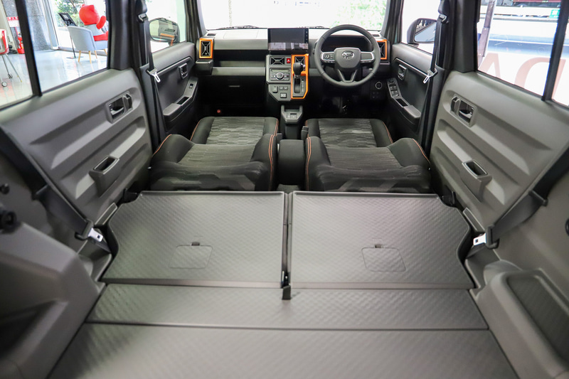 フロントシートを倒してヘッドレストを外すと大人が寝られそうなくらい広いスペースとなる。助手席側だけ倒すことで2名乗車での長尺物積載など、さまざまな使い方ができそう