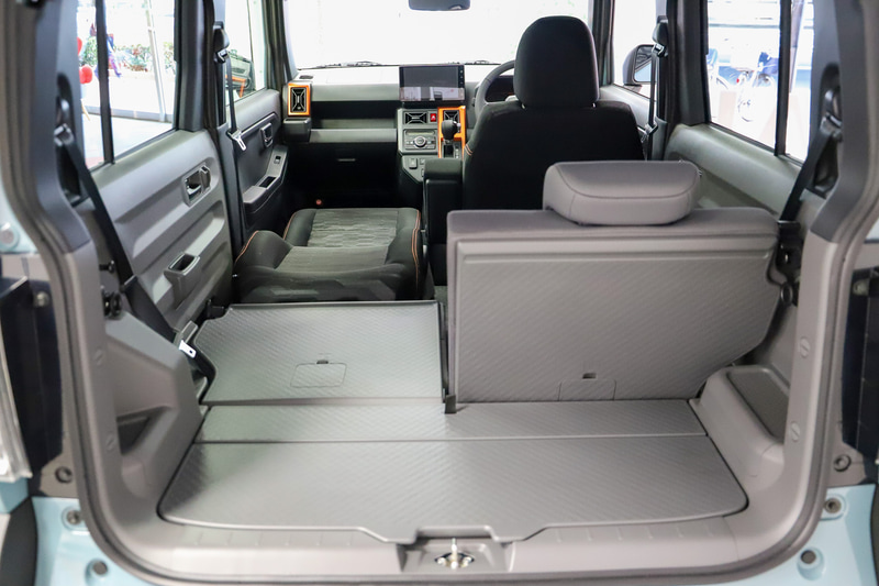 フロントシートを倒してヘッドレストを外すと大人が寝られそうなくらい広いスペースとなる。助手席側だけ倒すことで2名乗車での長尺物積載など、さまざまな使い方ができそう