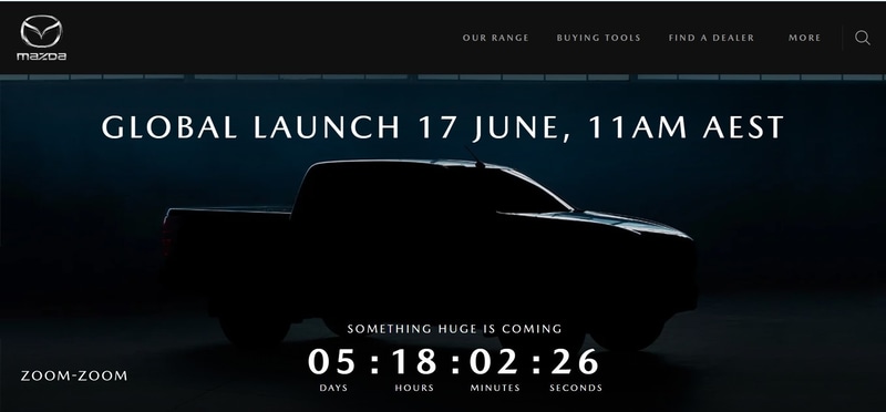 シルエットが映し出され、カウントダウンが行なわれている