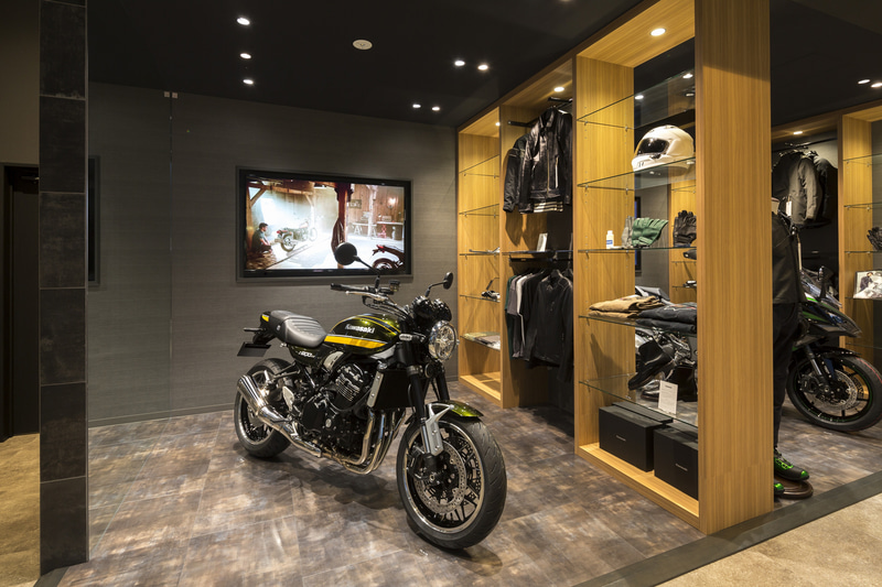 ピットスタイルの展示コーナー。ピットをイメージした展示ブースでは車両に合わせたオプションパーツやアパレル、ライディングウェアを提案。アパレルを試着して車両にまたがった姿を確認できるフルレンジのミラーも用意される