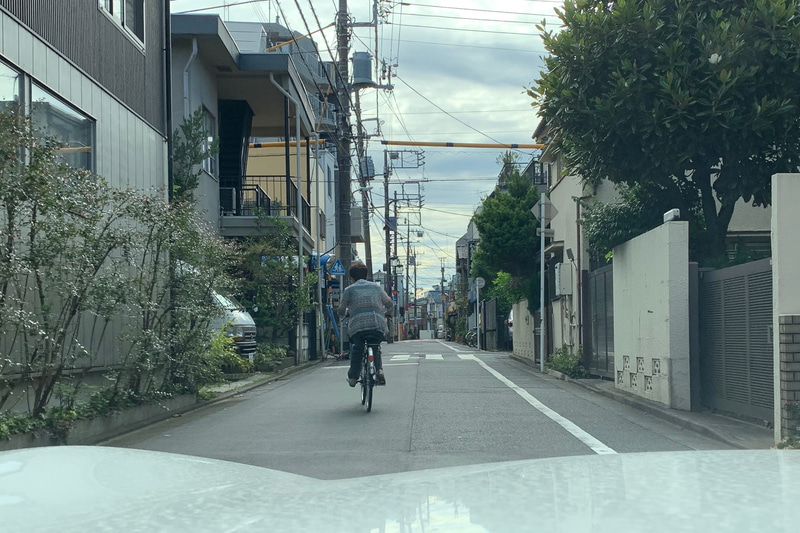 狭い道路での自転車。この方はクルマの気配を感じて左側に寄って走ってくれたが、追い越すときは気を遣う。この後、フラフラしている別の自転車がいて、注意してユックリ追い越したら、スマホを見ながらの片手運転だった。クワバラクワバラ……