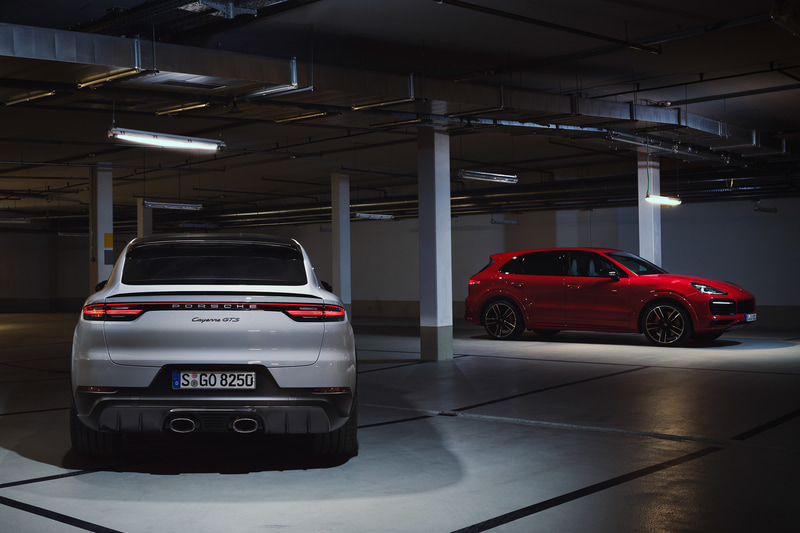 新型「カイエンGTS」（右）と「カイエンGTSクーペ」（左）