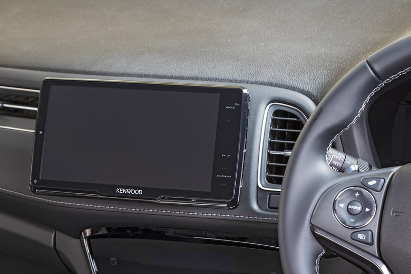 7V型ディスプレイ（上）と9V型ディスプレイ（下）の比較。数字以上に9V型の方が大きく見える