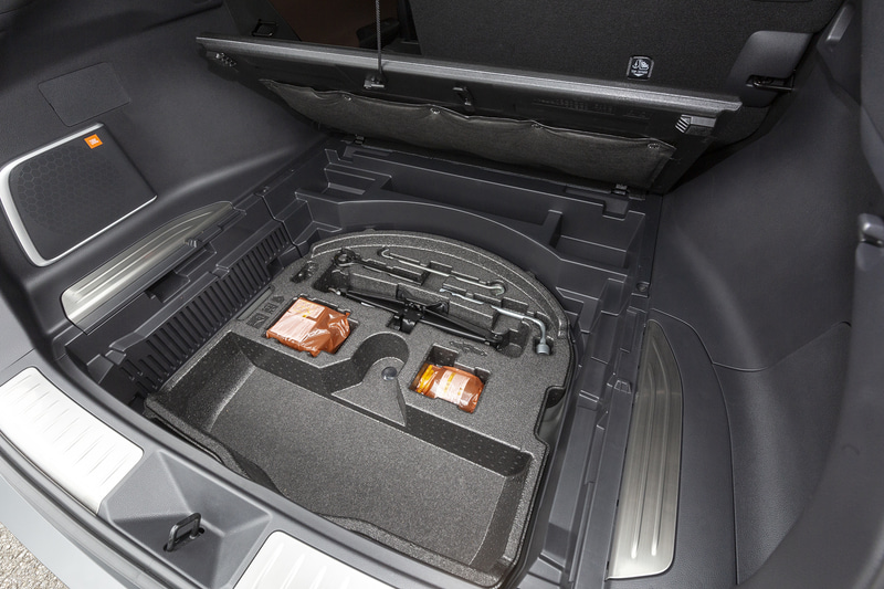 ラゲッジスペース下部にはタイヤパンク応急修理セットやジャッキが収納されている