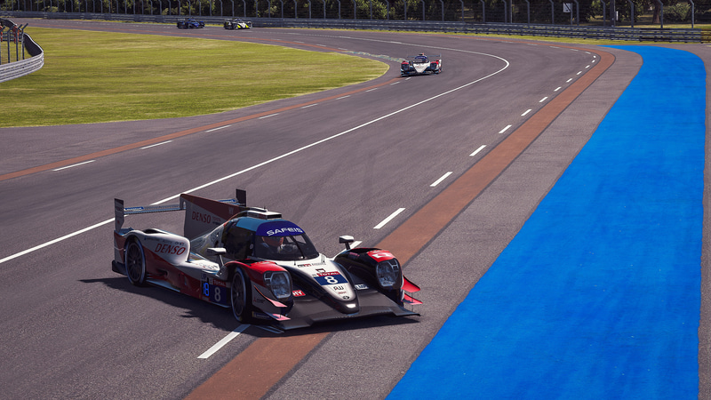 4号車を先頭に1コーナーへ向かうが、4号車にはジャンプスタートの判定が下される（写真：Xynamic Automotive Photography）