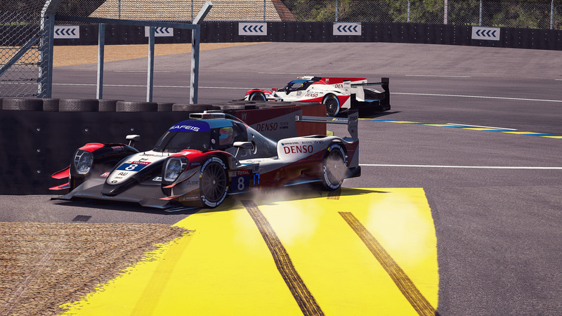 TGRの8号車はいきなりスピンしてバリアに激突。これで2周遅れになってしまう（写真：Xynamic Automotive Photography）