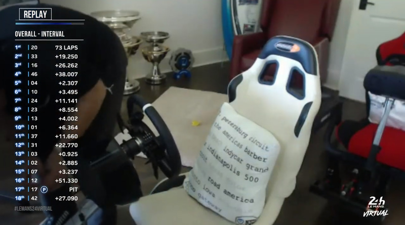 ステアリングコントローラを交換するサイモン・パジェノー選手（出典：WECの公式YouTube）