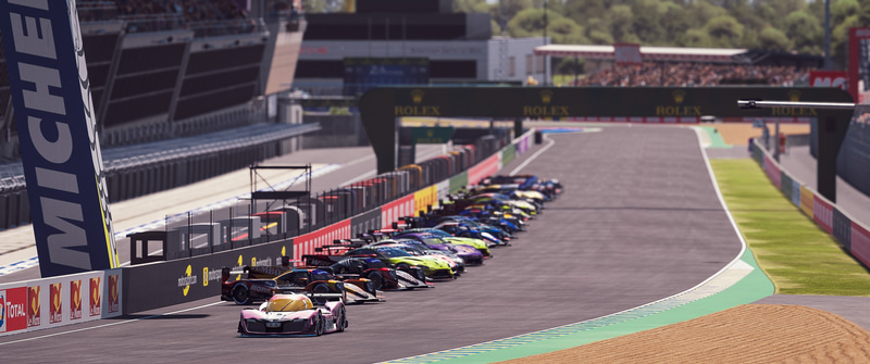 再びメインストレートに整列してリスタート（写真：Xynamic Automotive Photography）