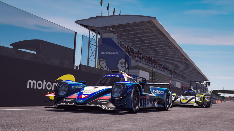 4号車と13号車の2位争い、4号車が13号車をオーバーテイクして、トップの1号車に迫る（写真：Xynamic Automotive Photography）