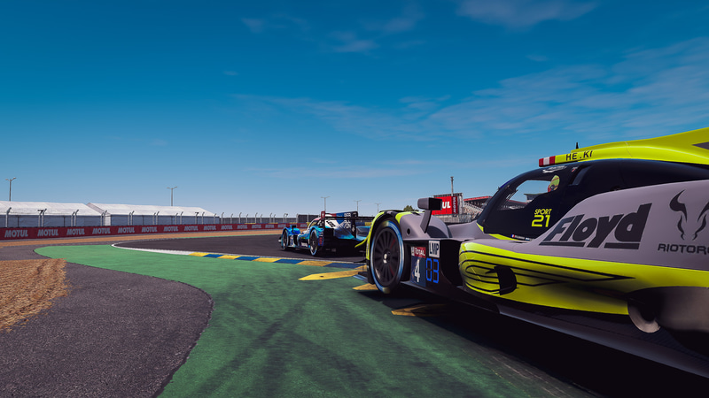 4号車と13号車の2位争い、4号車が13号車をオーバーテイクして、トップの1号車に迫る（写真：Xynamic Automotive Photography）