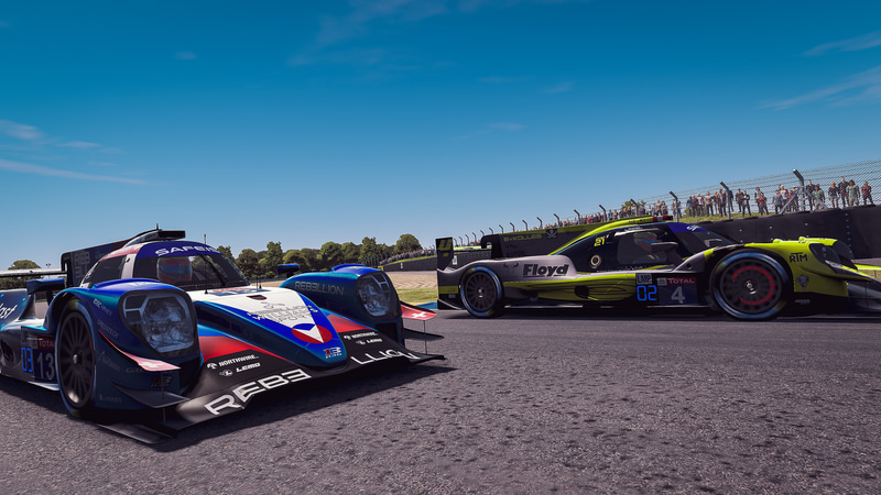 4号車と13号車の2位争い、4号車が13号車をオーバーテイクして、トップの1号車に迫る（写真：Xynamic Automotive Photography）