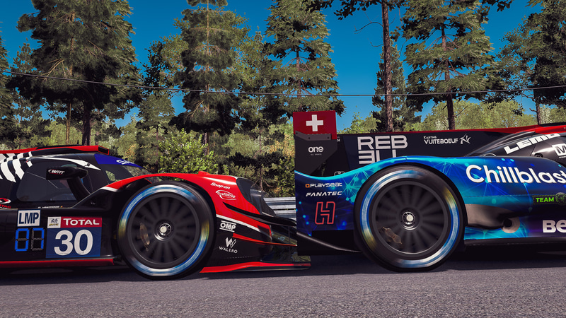 ゴール後のウイニングラップ、後ろの30号車が1号車を押している（写真：Xynamic Automotive Photography）