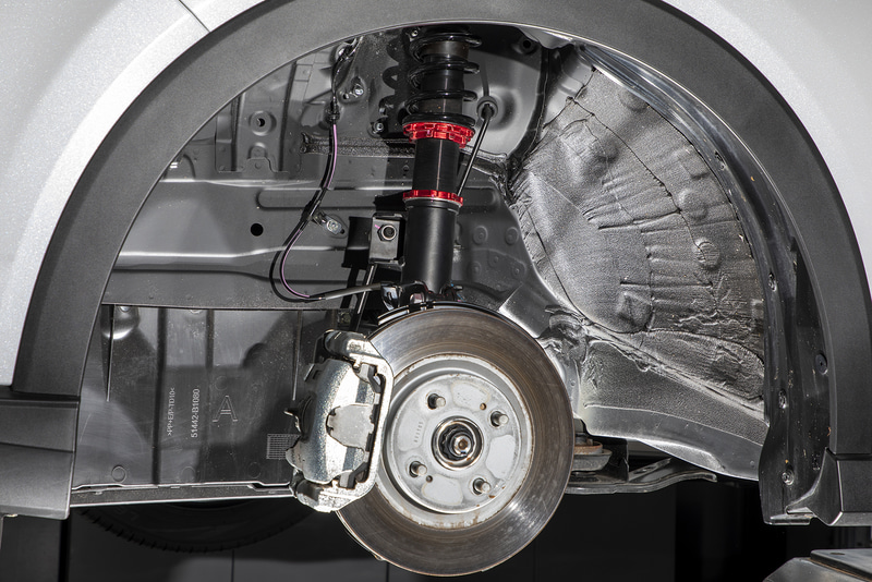 DAMPER ZZ-Rのフロントは単筒式ダンパーに直巻きスプリングの組み合わせ。スプリングレートは4kg/mm。ブラケットとダンパーともにネジが切ってあり、それをまわすことでストローク量を変化させずに車高が変えられる全長調整式。キット購入時は推奨車高に合わせてある