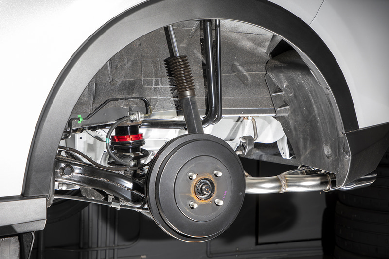 リアはダンパーとスプリングが別体。スプリングレートは4kg/mm。スプリングシートがネジ式で、ここで車高を調整する。キット購入時は推奨車高に合わせてある。小柄な方や足腰が弱ったお年寄りなど、純正車高よりこちらのほうが乗り降りしやすそうな印象だった