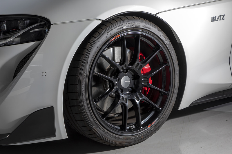 ホイールはエンケイ「GTC02」。フロントのサイズは19インチの9.5J INSET27。タイヤはダンロップ「SP SPORT MAXX」でサイズは255/35ZR19