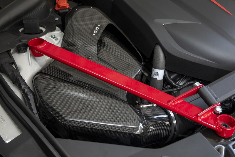 パワーやトルクの向上に関わる部分では、エアクリーナー本体にステンレスメッシュ製フィルターを採用するカーボンダクト＆ケース付き高性能インテークシステム「CARBON INTAKE SYSTEM」（16万8000円、税別）を装着