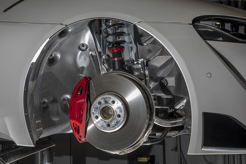 サスキットはDAMPER ZZ-RにDSCという減衰力を走行状態に合わせて自動で変更する装置がセットになった「DAMPER ZZ-R SpecDSC PLUS」を装着。スープラ RZ用は現在開発中で、近日発売予定（写真は試作品なので仕上げは製品とは異なる）。なお、スープラ SZ用はすでにリリース済みで、価格は23万8600円（税別）