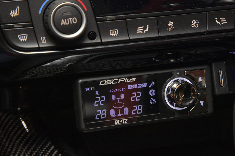 Gセンサーを搭載したフルオートの減衰力調整機能が可能なDSC。走行中の車体の動きを常時演算して、走行状態に合った減衰力に前後のダンパーの減衰力を別々に自動調整するというハイテクなアイテム。GRスープラだけでなく、前出のライズのDAMPER ZZ-RにもDSCは追加できる。なおマニュアルでの変更も可能