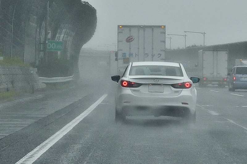 雨の日のドライブ、見えにくいのは自分だけじゃない