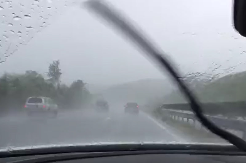 昼間でも雨ならヘッドライトON。それだけでも“見られやすさ”が格段に向上する